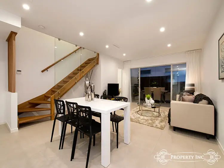 Main view of Homely townhouse listing, 2/122 Waverley Street, Annerley QLD 4103