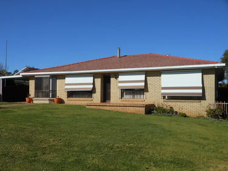 4 Renmark Ave, Young NSW 2594