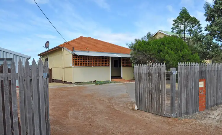 32 Dampier Street, Beachlands WA 6530