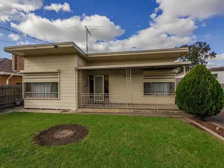 8 Avondale Ave, St Albans VIC 3021