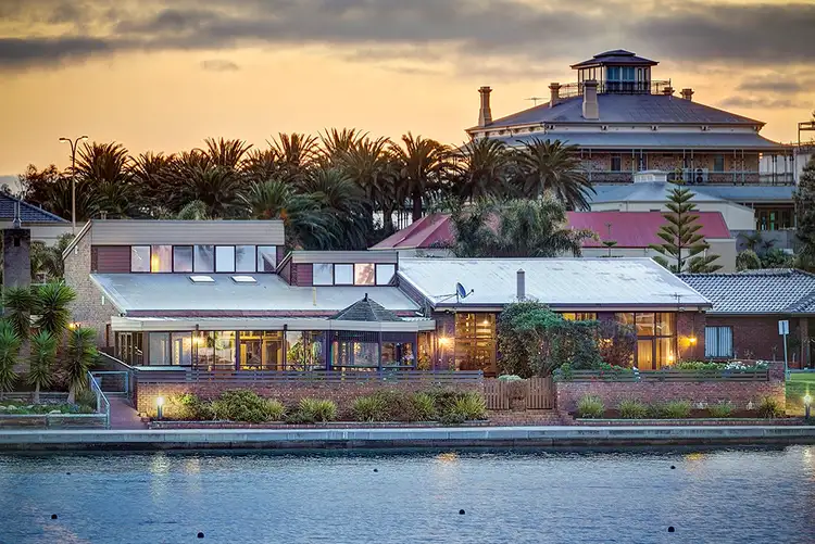 10 Lakeside Court, Tennyson SA 5022