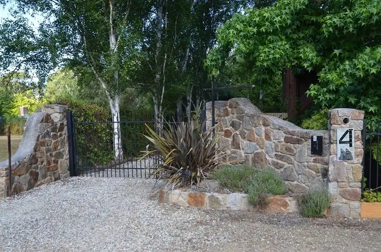 4 Stewarts Road, Tawonga South VIC 3698