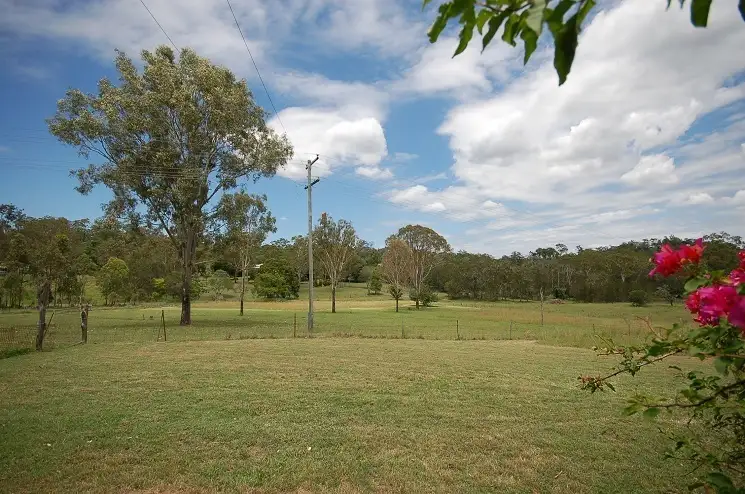 30 Mahons Rd, Pine Mountain QLD 4306