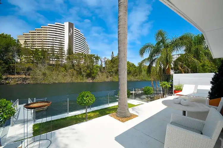 10 Lakeland Key, Broadbeach Waters QLD 4218