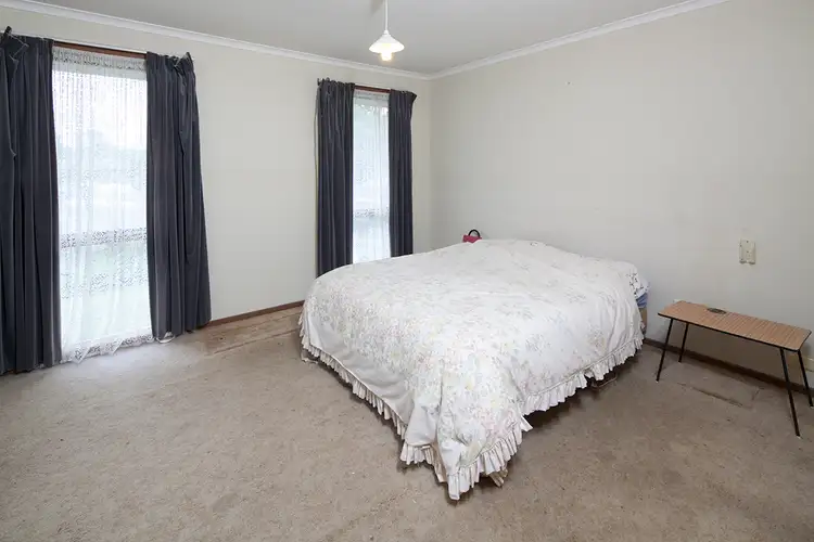 Fifth view of Homely house listing, 8 Rhonda Close, Endeavour Hills VIC 3802