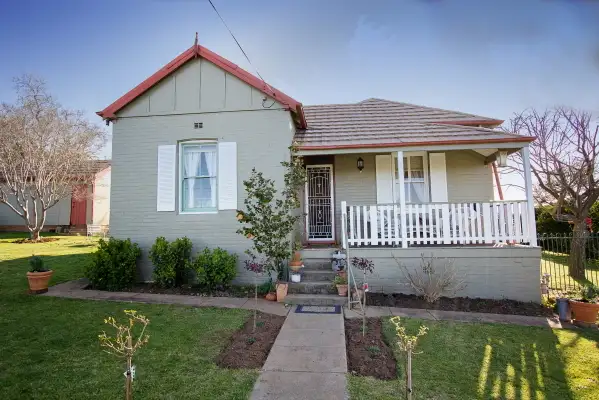 37 Cowper Street, Young NSW 2594
