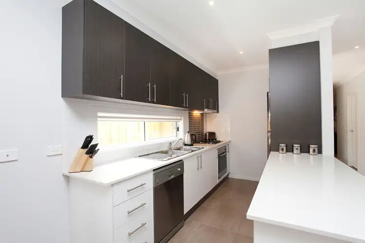 2/33 Brookfield Avenue, Brookfield VIC 3338