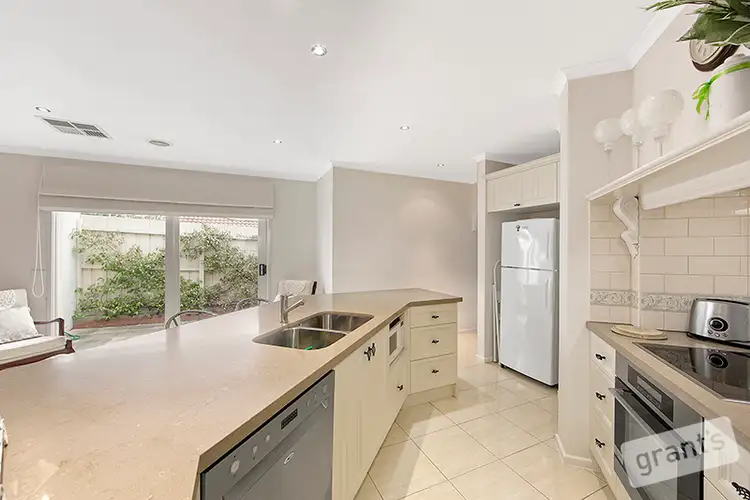 Sixth view of Homely house listing, 2 Adelaide Close, Berwick VIC 3806