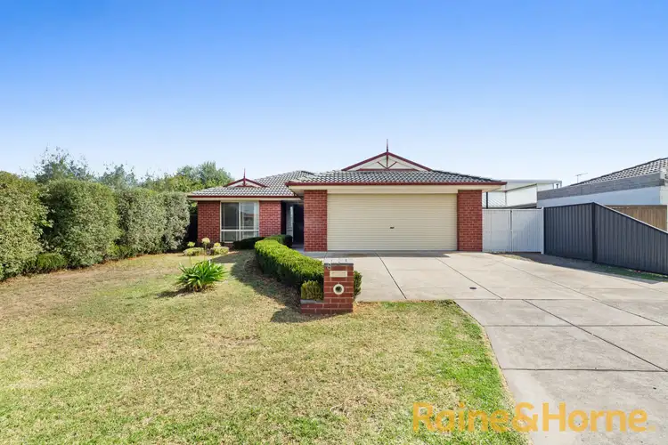 8 CHAMPAGNE WAY, Hillside VIC 3037