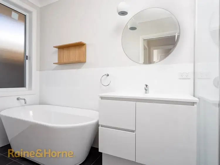 Fifth view of Homely house listing, 2/32 The Boulevarde, Kooringal NSW 2650