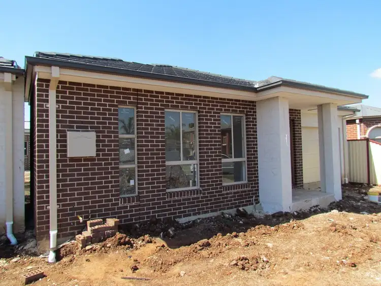 1/18 Pangbourne Avenue, Melton West VIC 3337