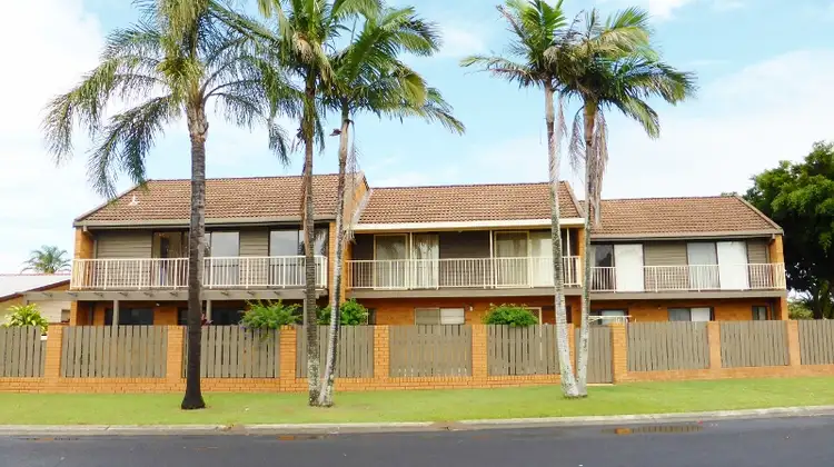 1/2 Waratah Avenue, Yamba NSW 2464