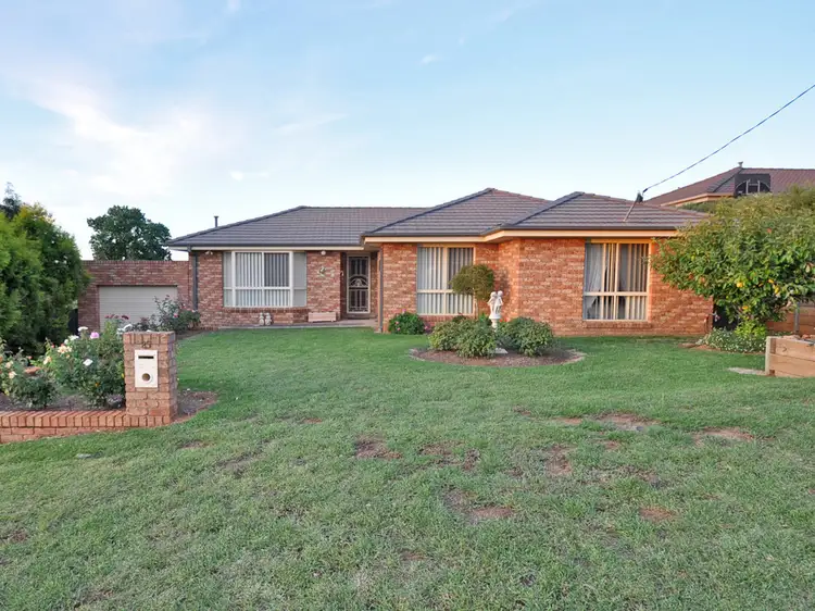 25 Hart Street, Junee NSW 2663