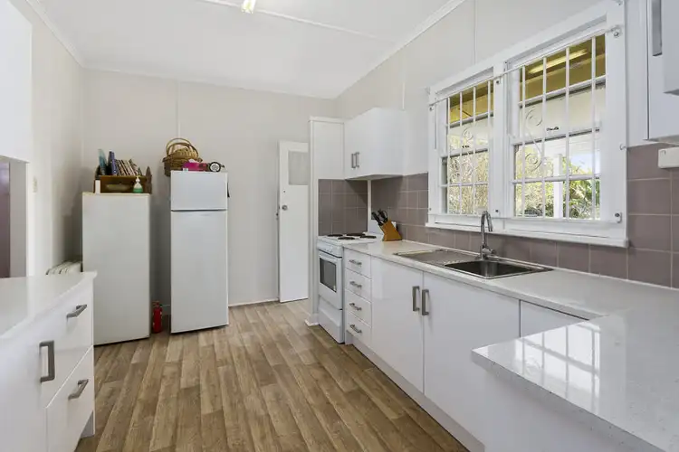 4 Robertson Road, Eastern Heights QLD 4305