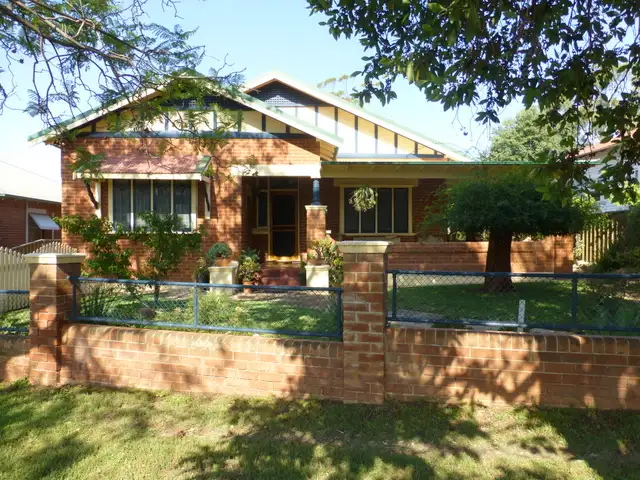 8 East Street, Parkes NSW 2870