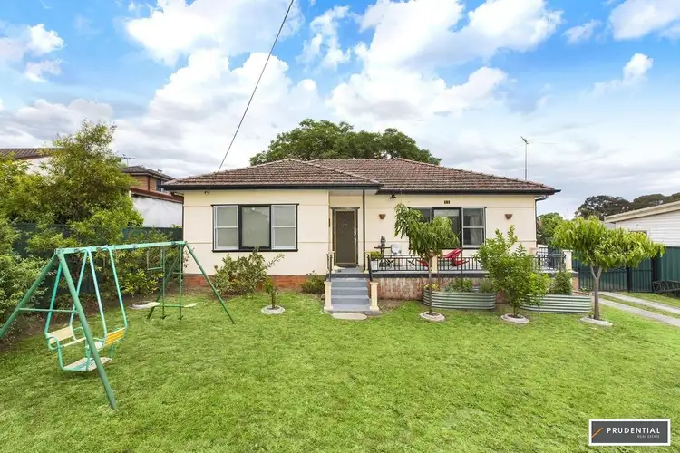 11 Windsor Street, Macquarie Fields NSW 2564