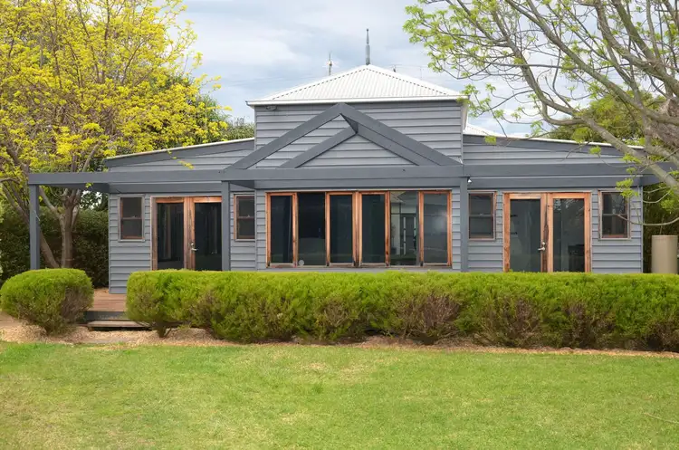 180 MACLEOD STREET, Bairnsdale VIC 3875