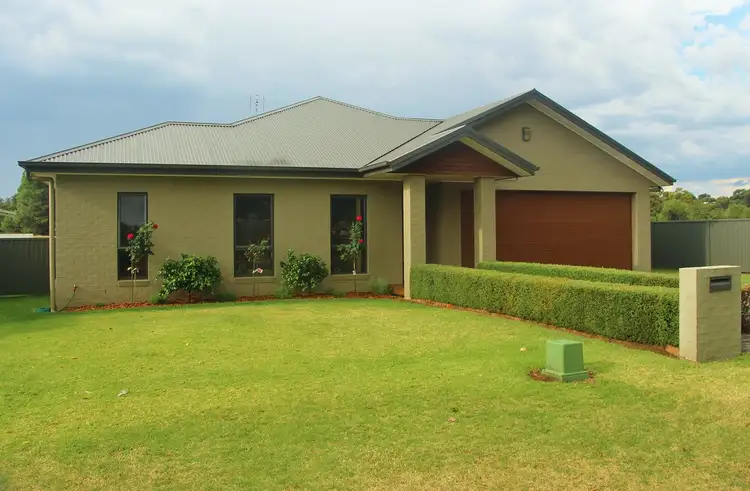 16 Lawson Drive, Grenfell NSW 2810
