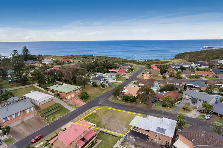 2 Cinnabar Close, Caves Beach NSW 2281