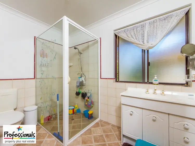 Seventh view of Homely house listing, 10 Kari Court, Camillo WA 6111