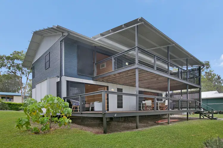 194-196 LUCAS DR, Lamb Island QLD 4184