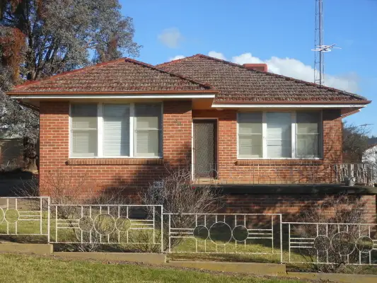 20 Karabah Ave, Young NSW 2594