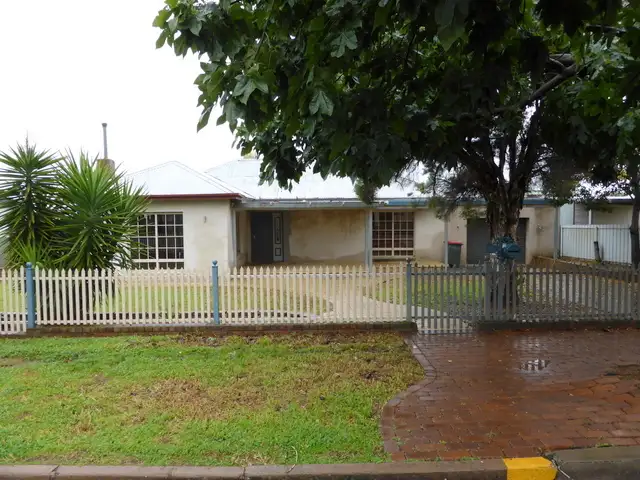 21 Thurlstone Street, Parkes NSW 2870