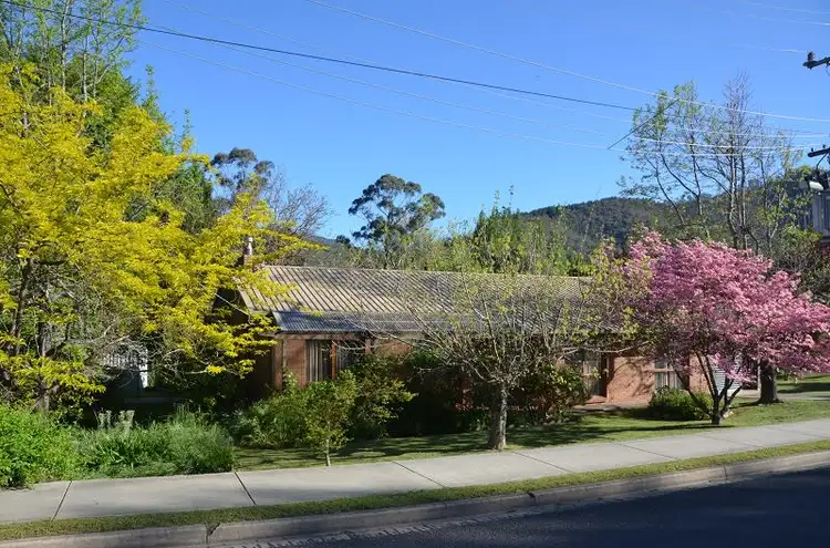 2 Showers Avenue, Bright VIC 3741