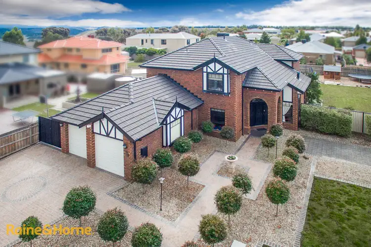 10 Merlot Grove, Sunbury VIC 3429