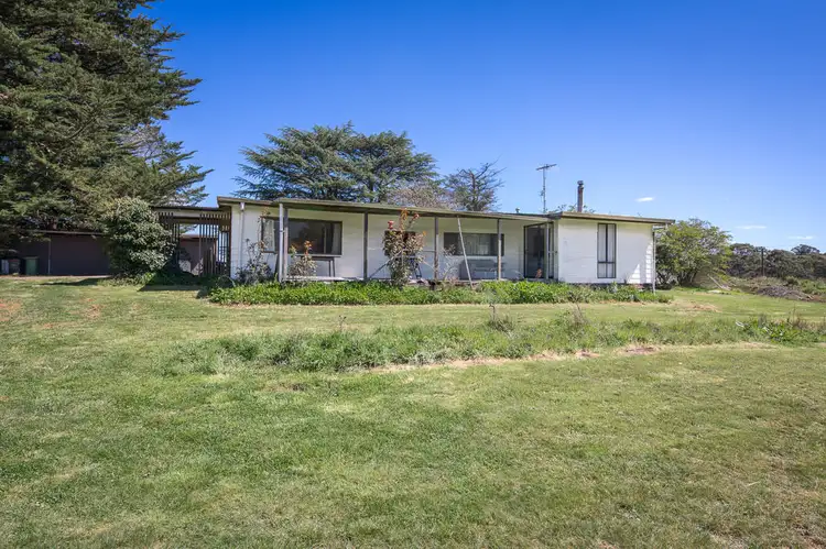8 Spencer Road, Woodend VIC 3442