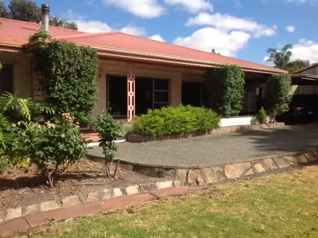27 Golf Links Road, Katanning WA 6317
