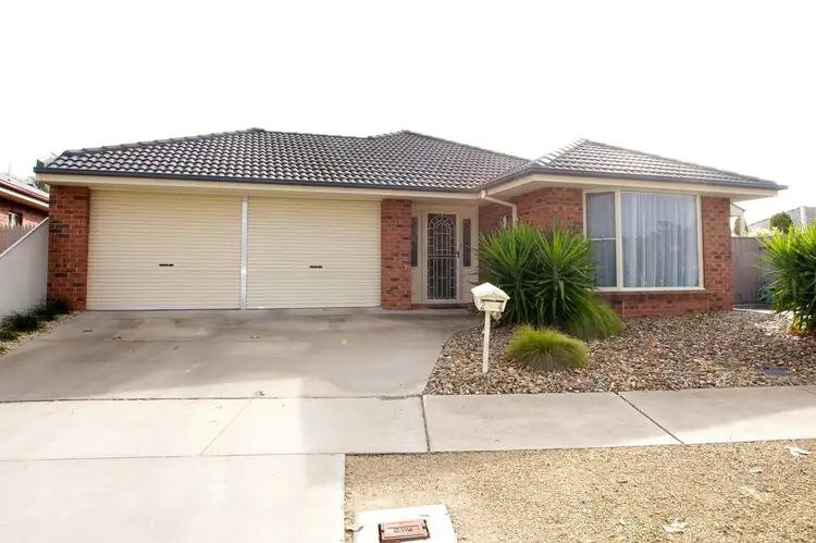 2/4 McTavish Boulevard, Horsham VIC 3400