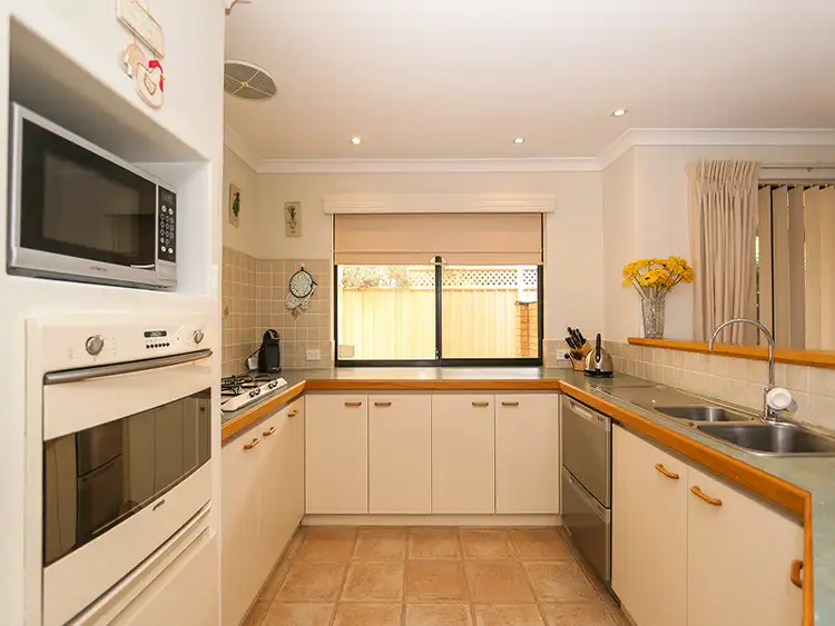 4 Tahlee Retreat, Carramar WA 6031