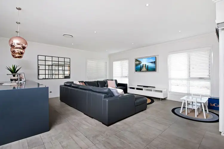 6 Pentland St, Middleton Grange NSW 2171