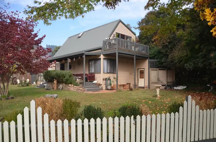 34 Service Street, Porepunkah VIC 3740