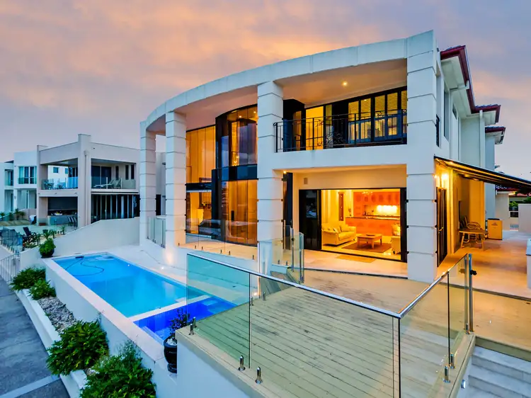 6 King Charles Drive, Sovereign Islands QLD 4216