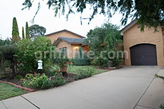7 Lawford Crescent, Griffith NSW 2680