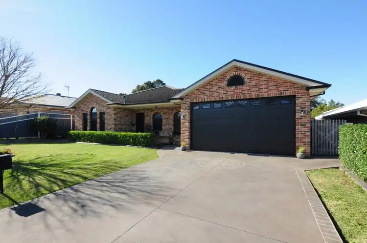 11 Jade Place, Meroo Meadow NSW 2540