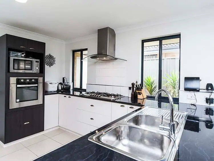 31 Shaftesbury Way, Wellard WA 6170