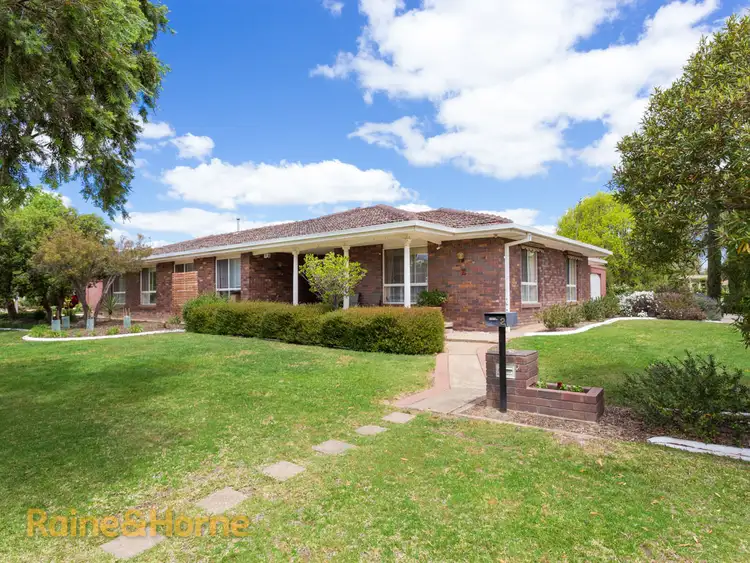 2 Balmoral Crescent, Lake Albert NSW 2650