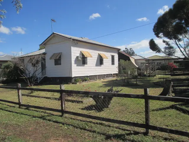 6 SARA STREET, Tara QLD 4421