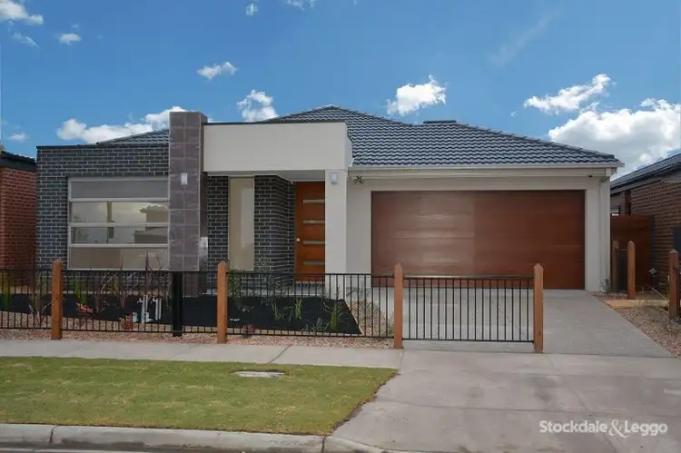 32 Newmarket Parade, Mickleham VIC 3064