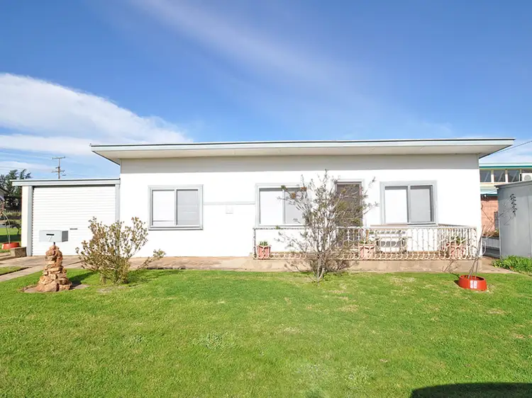 7 George Street, Junee NSW 2663