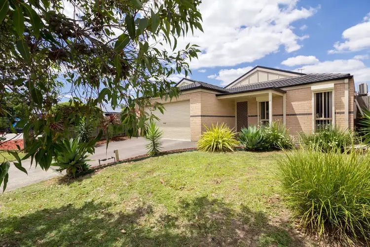 15 Wakenshaw Crescent, Pakenham VIC 3810