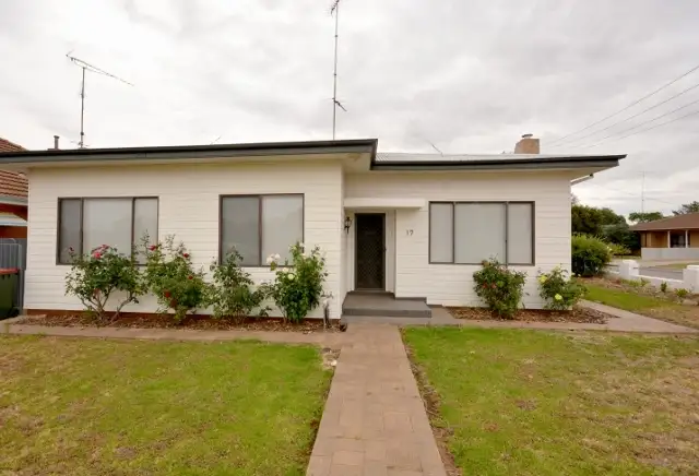 17 Oak Street, Leeton NSW 2705