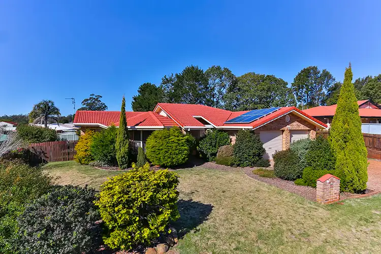 8 Lorraine Crescent, Centenary Heights QLD 4350