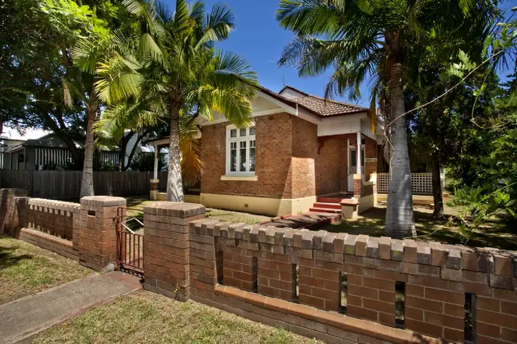 11 The Avenue, Lorn NSW 2320