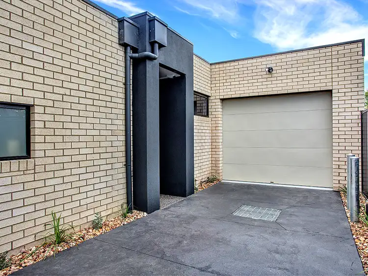 3/32 Cyclamen Avenue, Altona North VIC 3025