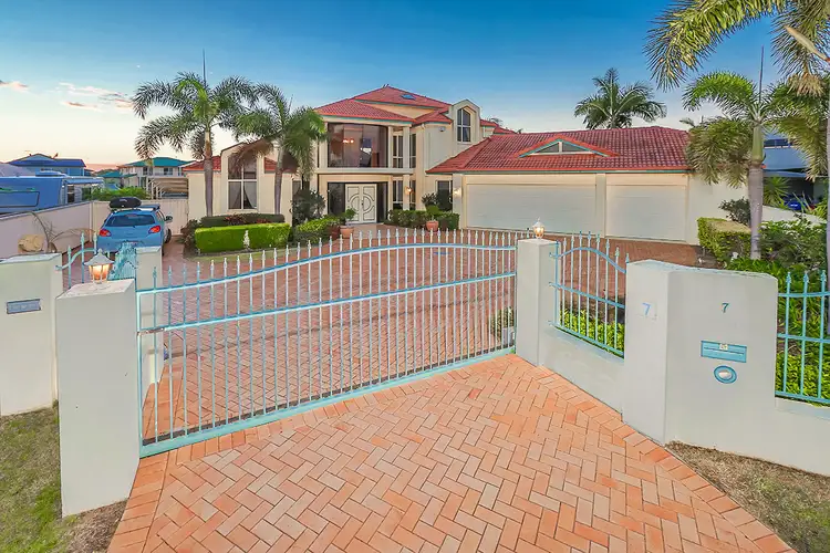 7 Sceptre Court, Newport QLD 4020