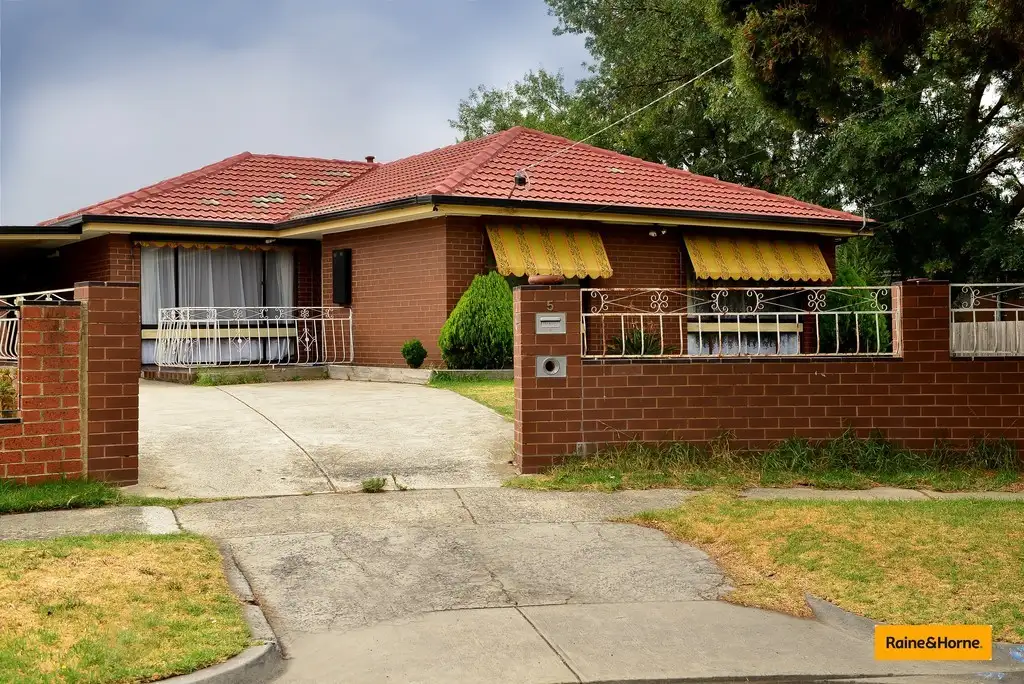 Main view of Homely house listing, 5 Oaks Court, Dandenong VIC 3175